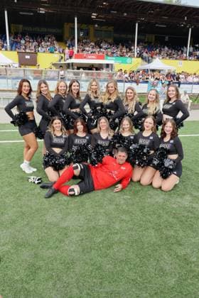 RECORD DATE NOT STATED KICKEN MIT HERZ, 08.09.2024 Tim Mälzer und die HSV Cheerleader, Kicken mit Herz das Benefiz Fussballspiel zu Gunsten der Kinderstation des UKE im Stadion des SC Victoria, Hamburg, 08.09.2024 Copyright: xEventpressxMPx