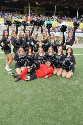 RECORD DATE NOT STATED KICKEN MIT HERZ, 08.09.2024 Tim Mälzer und die HSV Cheerleader, Kicken mit Herz das Benefiz Fussballspiel zu Gunsten der Kinderstation des UKE im Stadion des SC Victoria, Hamburg, 08.09.2024 Copyright: xEventpressxMPx