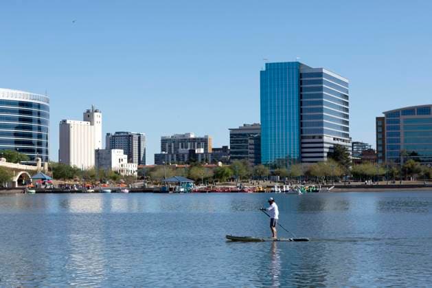 IMAGO Creative, Lifestyle, Frühling in der Stadt A lone paddle boarder on Tempe Town Lake, Arizona Tempe, Arizona, United States R_MALI240906M-1528079-01 EDITORIAL USE ONLY