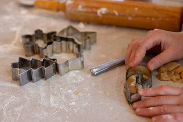 Hands pressing cookie dough with holiday-themed cookie cutters Kelowna, British Columbia, Canada R_PESF240906-1532741-01 ,model released, Symbolfoto