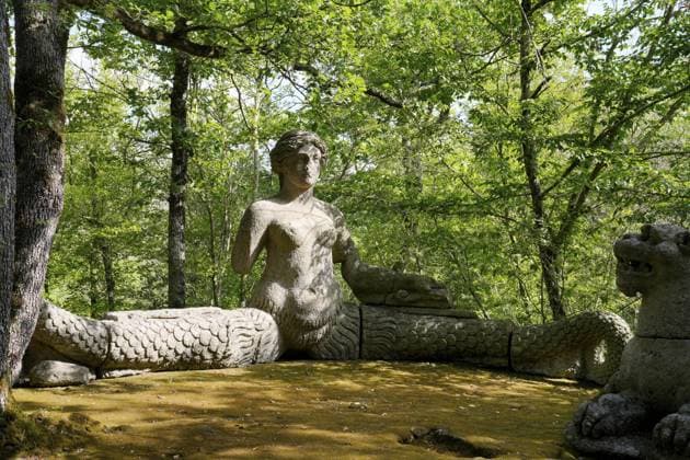 Sirene und zwei Löwen, Sacro Bosco, Heiliger Wald, Park der Ungeheuer, Parco dei Mostri, Groteske, Monumentalskulpturen, antikisierenden Architekturen, Stadt Bomarzo, Provinz Viterbo, Region Latium, Italien, Bomarzo, Latium, Italien, Europa Siren and two lions, Sacro Bosco, Sacred Forest, Park of the Monsters, Parco dei Mostri, grotesque, monumental sculptures, antique architecture, city of Bomarzo, province of Viterbo, Lazio region, Italy, Bomarzo, Lazio, Italy, Europe Copyright: imageBROKER JirixHubatka ibllid11209032.jpg