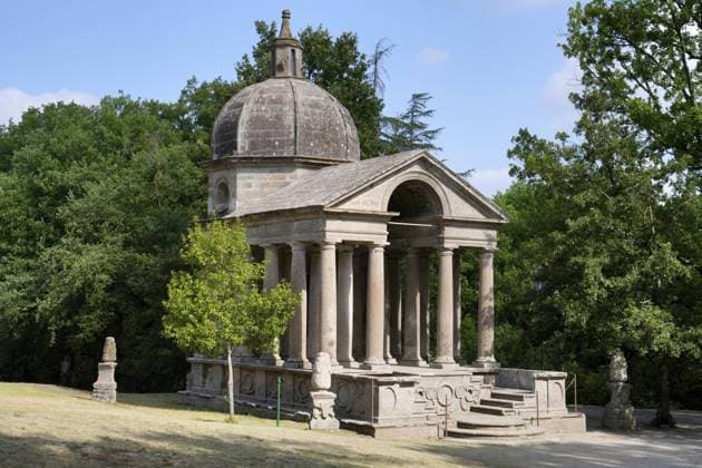 Der Tempietto, Sacro Bosco, Heiliger Wald, Park der Ungeheuer, Parco dei Mostri, Groteske, Monumentalskulpturen, antikisierenden Architekturen, Stadt Bomarzo, Provinz Viterbo, Region Latium, Italien, Bomarzo, Latium, Italien, Europa The Tempietto, Sacro Bosco, Sacred Forest, Park of the Monsters, Parco dei Mostri, grotesque, monumental sculptures, antique architecture, city of Bomarzo, province of Viterbo, Lazio region, Italy, Bomarzo, Lazio, Italy, Europe Copyright: imageBROKER JirixHubatka ibllid11209039.jpg