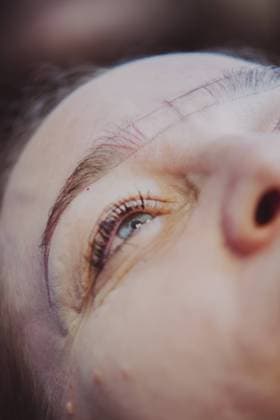 Creative Highlights Symbolfotos Eine Kosmetikerin trägt in einem Schönheitssalon Permanent Make up auf die Augenbrauen einer Frau auf. Die Kosmetikerin verwendet ein spezielles Werkzeug, um das Pigment auf die Haut aufzutragen Beautician is applying permanent makeup on a woman s eyebrows in a beauty salon. The beautician is using a special tool to apply the pigment to the skin Copyright: imageBROKER Columbo ibxaug11101862.jpg ,model released, Symbolfoto ,property released