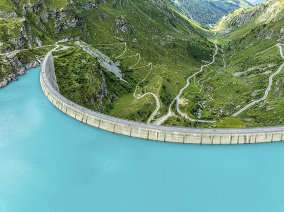 Staudamm des Moiry Sees, Lac de Moiry, türkisfarbenes Gletscherwasser, kurvenreiche Bergstrasse, Luftaufnahme, Wallis, Schweiz, Europa Dam of the Moiry lake, Lac de Moiry, turquoise glacial water, winding mountain road, aerial view, Valais, Switzerland, Europe Copyright: imageBROKER AndreasxWerth ibxawe11221605.jpg