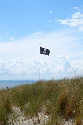 Piratenflagge an einem Ostseestrand pirate flag at a baltic sea beach Copyright: imageBROKER AxelxBückert ibxiqx08512950.jpg