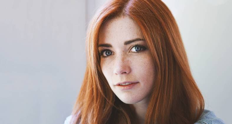 Creative Highlights Symbolfotos Junge Frau mit roten Haaren und Sommersprossen - rothaariges Mädchen mit sommersprossigem oder sommersprossigem Gesicht - Innenporträt mit natürlichem Licht young woman with red hair and freckles - redhead girl with freckly or freckled face - indoor portrait with natural light Copyright: imageBROKER AxelxBückert ibxiqx08515449.jpg ,model released, Symbolfoto ,property released