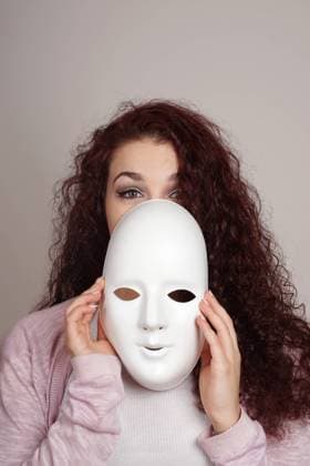 Creative Highlights Symbolfotos Schüchterne junge Frau nimmt schlichte weiße Maske ab shy young woman taking off plain white mask Copyright: imageBROKER AxelxBückert ibxiqx08518680.jpg ,model released, Symbolfoto ,property released