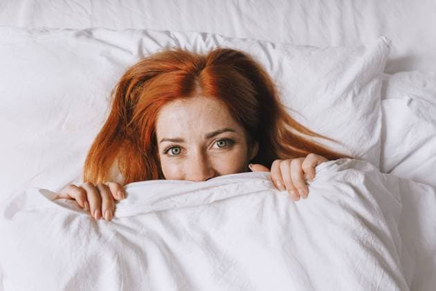 Creative Highlights Symbolfotos Schüchterne junge Frau, die sich unter der Bettdecke versteckt und schüchtern wirkt shy young woman hiding under bed cover acting coyly Copyright: imageBROKER AxelxBückert ibxiqx08522373.jpg ,model released, Symbolfoto ,property released