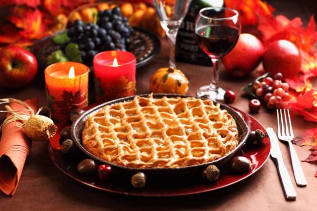 Apfelkuchen zum Erntedankfest mit Wein und Trauben Apple pie for Thanksgiving with wine and grapes Copyright: imageBROKER IngridxBalabanova ibxiqx08524836.jpg