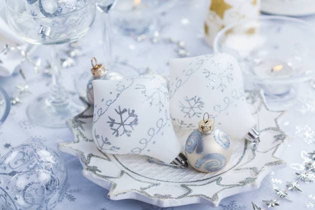 Weihnachtsdekoration in Silber und Weiß für die festliche Tafel Christmas decorations in silver and white for the festive table Copyright: imageBROKER IngridxBalabanova ibxiqx08527044.jpg