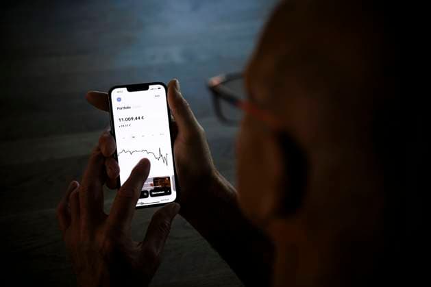 Symbolfoto zum Thema Geldgeschaefte im Alter digital abwickeln. Ein Alter Mann haelt ein Smartphone mit der Trade Republic App und prueft den Aktienkurs seiner Geldanlage. Berlin, 05.09.2024. Berlin Deutschland *** Symbolic photo on the topic Conducting money transactions digitally in old age An old man holds a smartphone with the Trade Republic app and checks the share price of his investment Berlin, 05 09 2024 Berlin Germany Copyright: xThomasxTrutschel photothek.dex