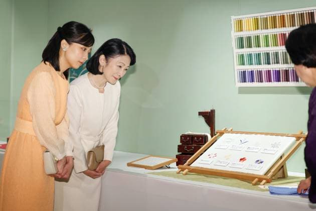 Entertainment Themen der Woche KW37 Entertainment Bilder des Tages Japan crown princess, daughter at embroidery exhibition Japanese Crown Princess Kiko (2nd from L) and her daughter Princess Kako (L) visit an exhibition of Japanese embroidery at Takashimaya department store s Nihombashi outlet in Tokyo on Sept. 10, 2024. (Pool photo)  A14AA0003417898P