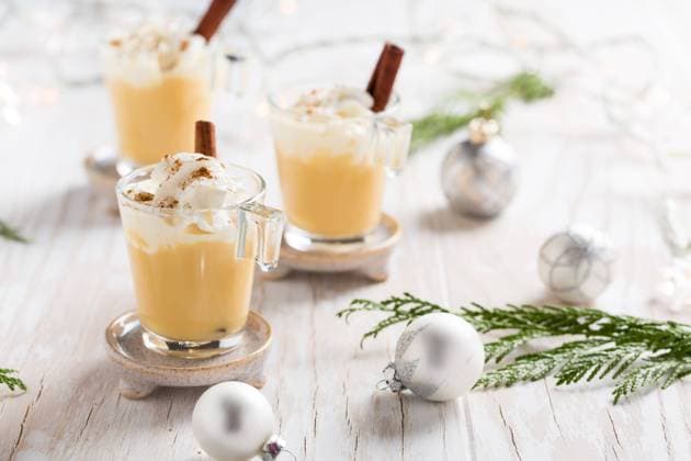 Eierlikör mit Zimt und Muskatnuss für Weihnachten und Winterferien. Mit weihnachtlichen Dekorationen auf hölzernem Hintergrund Eggnog with cinnamon and nutmeg for Christmas and winter holidays. With Xmas decorations on wooden background Copyright: imageBROKER IngridxBalabanova ibxiqx08533205.jpg