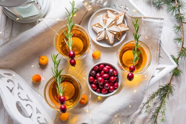 Weihnachtlicher Apfelcidre Cocktail mit Preiselbeeren, Rosmarin und Lebkuchengebäck. Glühapfelwein für Weihnachten Christmas apple cider cocktail with cranberries, rosemary and gingerbread cookies. Mulled apple wine for Christmas Copyright: imageBROKER IngridxBalabanova ibxiqx08533243.jpg