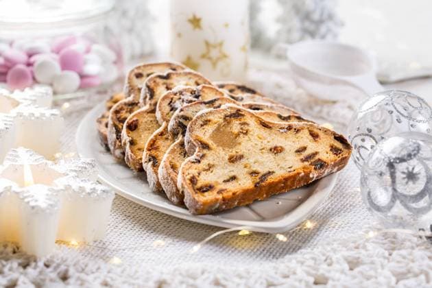 Traditioneller Weihnachtsstollen mit Puderzucker. Weihnachtskuchen. Deutsches Weihnachtsbrot Traditional Christmas stollen with icing sugar. Christmas Cake. German Christmas bread Copyright: imageBROKER IngridxBalabanova ibxiqx08533365.jpg