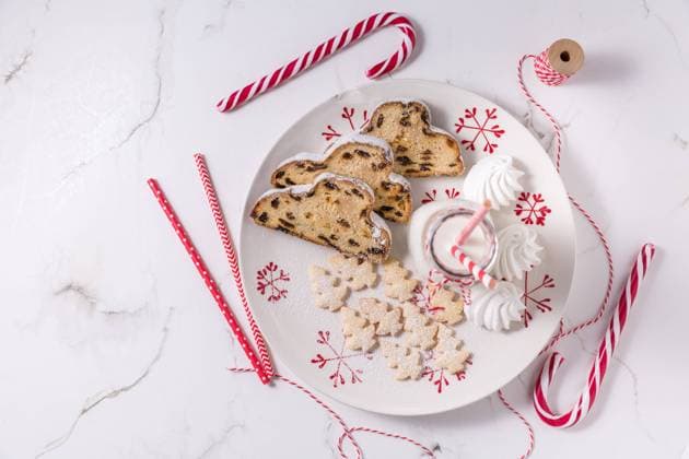 Flasche Milch mit traditionellem Christstollen, kleinen Keksen und Zuckerstangen auf weißem Hintergrund. Deutsches Weihnachtsbrot Bottle of milk with traditional Christmas stollen, small cookies and candy cane on white background. German Christmas bread Copyright: imageBROKER IngridxBalabanova ibxiqx08533378.jpg