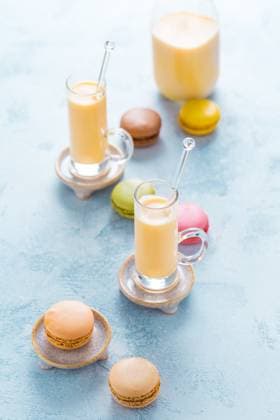 Verschiedene köstliche französische Macarons mit Eierlikör oder Eierlikör auf blauem Hintergrund Assorted delicious French macarons with egg liqueur or eggnog on blue background Copyright: imageBROKER IngridxBalabanova ibxiqx08533452.jpg