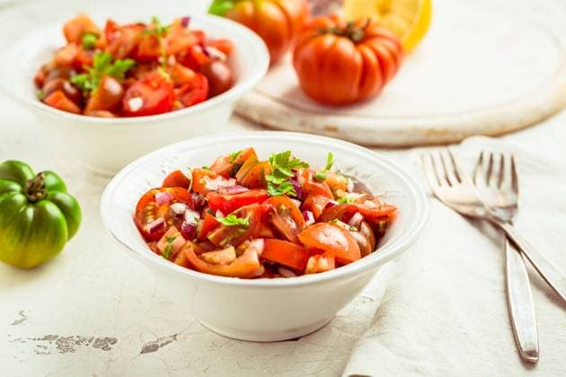 Mexikanischer Pico de Gallo mit Zutaten Tomatensalat, Mexica Salsa mit Zwiebel, Petersilie, Koriander und Zitrone Mexican Pico de Gallo with ingredients - tomato salad, Mexica salsa with onion, parsley, coriander and lemon Copyright: imageBROKER IngridxBalabanova ibxiqx08533798.jpg