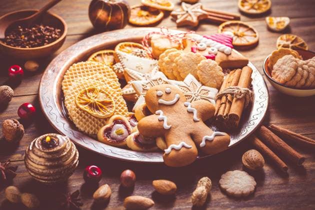 Variation von Weihnachtsplätzchen, Lebkuchenmann und Nüssen mit Kerze und Ornamenten Variation of Christmas cookies, gingerbread man and nuts with candle and ornaments Copyright: imageBROKER IngridxBalabanova ibxiqx08535536.jpg