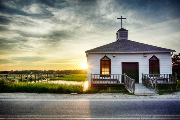 Pawleys Island, Pawleys Island Kapelle, Kapelle, Kirche, South Carolina, auf dem Wasser, Sumpf, Religion, Anbetung, Gottesdienst, beten, Wahrzeichen, historisch, Sumpfgras, Bucht, Barriereinsel, Wasser, Gezeitenwasser, Sonnenuntergang, gelb, warm, Fenster, beleuchtet, Abend, Dämmerung, Straße, Sand, Gräser, bewölkter Himmel, Wolken, orange, Fensterladen, Tür, Glockenturm, Kreuz, klein, Stufen, Küste, idyllisch, heiter, landschaftlich, Kulisse Pawleys Island, Pawleys Island chapel, chapel, church, South Carolina, on the water, marsh, religion, worship, church service, pray, landmark, historic, marsh grass, inlet, barrier island, water, tidal water, on the water, sunset, yellow, warm, window, illuminated, evening, dusk, street, sand, gras Copyright: imageBROKER NandoxLardi ibxiqx08550425.jpg ,model released, Symbolfoto ,property released