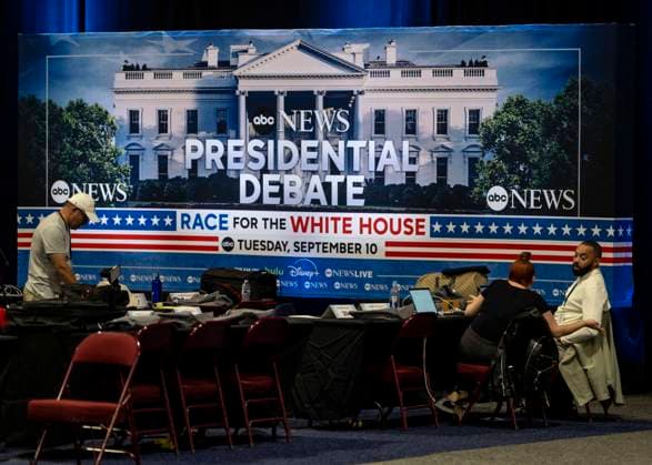 News Themen der Woche KW37 News Bilder des Tages September 10, 2024 - Philadelphia, Pennsylvania, U.S.A. - Scene from the media filing center prior to the ABC News Presidential Debate between former President Donald Trump and Vice President Kamala Harris. Philadelphia U.S.A - ZUMAce6_ 20240910_zaf_ce6_005 Copyright: xBrianxCahnx