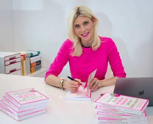 Entertainment Themen der Woche KW37 Saskia Schlemmer - Die Scheidungsanwältin signiert ihr Buch Das Buch, das du vor deiner Hochzeit gelesen haben musst beim Pre-Shooting in Düsseldorf Düsseldorf Kanzlei NRW Deutschland *** Saskia Schlemmer The divorce lawyer signs her book Das Buch, das du vor deiner Hochzeit gelesen haben musst beim Pre Shooting in Düsseldorf Düsseldorf Kanzlei NRW Germany