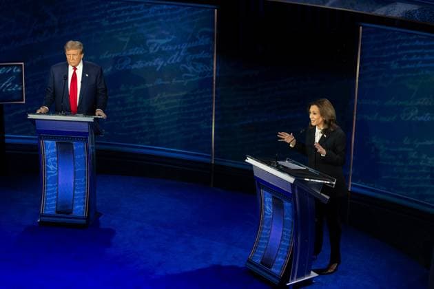 September 10, 2024, Philadelphia, Pennsylvania, USA: (L-R) Former President DONALD TRUMP and Vice President KAMALA HARRIS on stage during the ABC News Presidential Debate. Philadelphia USA - ZUMA 20240910_mda_z03_030 Copyright: xMichaelxLexBrechtxIIx