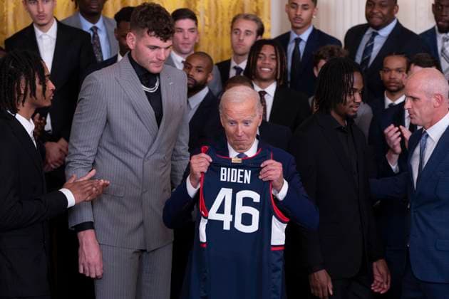 News Bilder des Tages September 10, 2024, Washington, District Of Columbia, USA: United States President Joe Biden receives a team jersey from the University of Connecticut Huskies Men™s Basketball Team at the White House in Washington, DC at an event celebrating their 2023-2024 NCAA championship season, September 10, 2024 Washington USA - ZUMAs152 20240910_faa_s152_098 Copyright: xChrisxKleponisx