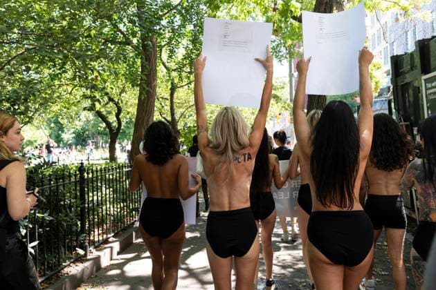 September 10, 2024, New York, New York, United States: PETA activists rally on Washington Square in New York on September 10, 2024 to demand end of leather usage in fashion during Fashion Week sponsored by designer Stella McCartney New York United States - ZUMAr339 20240910_znp_r339_097 Copyright: xLevxRadinx