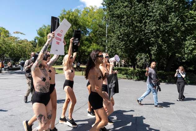September 10, 2024, New York, New York, United States: PETA activists rally on Washington Square in New York on September 10, 2024 to demand end of leather usage in fashion during Fashion Week sponsored by designer Stella McCartney New York United States - ZUMAr339 20240910_znp_r339_102 Copyright: xLevxRadinx