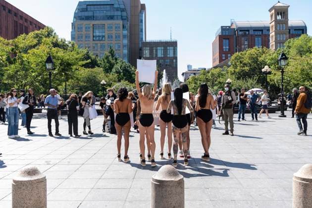 September 10, 2024, New York, New York, United States: PETA activists rally on Washington Square in New York on September 10, 2024 to demand end of leather usage in fashion during Fashion Week sponsored by designer Stella McCartney New York United States - ZUMAr339 20240910_znp_r339_103 Copyright: xLevxRadinx
