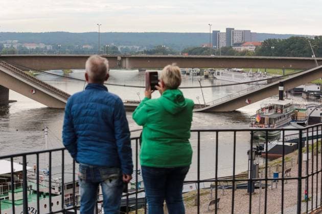 Bilder des Jahres 2024, News 09 September News Themen der Woche KW37 In Dresden ist in der Nacht zu Mittwoch die Carolabruecke zum Teil eingestuerzt (Foto vom 11.09.2024). Von dem Unglueck seien auch zwei Fernwaermeleitungen betroffen, teilte die Feuerwehr Dresden am Mittwoch mit. Menschen seien nach bisherigen Erkenntnissen nicht zu Schaden gekommen. Es bestehe nach wie vor akute Einsturzgefahr. Die Carolabruecke ist eine Hauptverkehrsader in Dresden. Sie verbindet den Stadtteil Neustadt mit der Altstadt. Bei dem naechtlichen Unglueck sind laut Feuerwehr Brueckenteile des Strassenbahnbereichs auf einer Laenge von etwa 100 Metern in die Elbe gestuerzt. (Siehe epd-Meldung vom 11.09.2024) EDITORIAL USE ONLY *** In Dresden, the Carola Bridge partially collapsed on Wednesday night Photo from 11 09 2024 Two distr Copyright: epd-bild MatthiasxSchumann epd-Carolabruecke1-kopieren