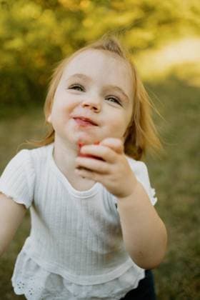 Creative Highlights Symbolfotos Happy toddler eating fruit outside Raleigh, North Carolina, United States CR_XMBF2409104A-1539332-01 ,model released, Symbolfoto
