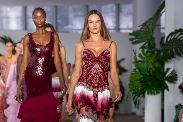Bilder des Jahres 2024, Entertainment 09 September Entertainment Themen der Woche KW37 PatBo - Runway - September 2024 New York Fashion Week - 10 Sept 2024 Alessandra Ambrosio leads the models as they walk the runway finale at the PatBo show during September 2024 New York Fashion Week. New York United States Copyright: xRonxAdarx xSOPAxImagesx _radar_patbo_20240910_11252