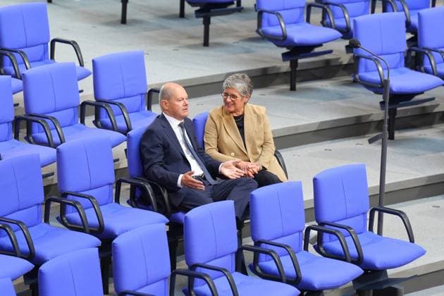 News Themen der Woche KW37 News Bilder des Tages Deutscher Bundestag, 184. Plenarsitzung, Haushaltsdebatte Bundeskanzler Olaf Scholz (SPD) in einem intensiven Gespraech und Dialog im Plenarsaal mit Britta Hassemann von den Gruenen bei der 184. Sitzung des Deutschen Bundestag in Berlin, 11.09.2024 Berlin Berlin Deutschland *** German Bundestag, 184th plenary session, budget debate Federal Chancellor Olaf Scholz SPD in an intensive discussion and dialog in the plenary chamber with Britta Hassemann of the Greens at the 184th session of the German Bundestag in Berlin, 11 09 2024 Berlin Berlin Germany