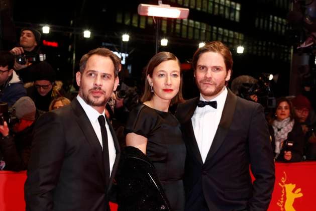 Moritz Bleibtreu (l), Johanna Wokalek and Daniel Bruehl attend the world premiere of Isle of Dogs on opening night of the 68th International Berlin Film Festival, Berlinale, at Berlinale Palast in Berlin, Germany, on 15 February 2018. Photo: Hubert Boesl Copyright: xHubertxBoesl FAMOUSx ac7sa732