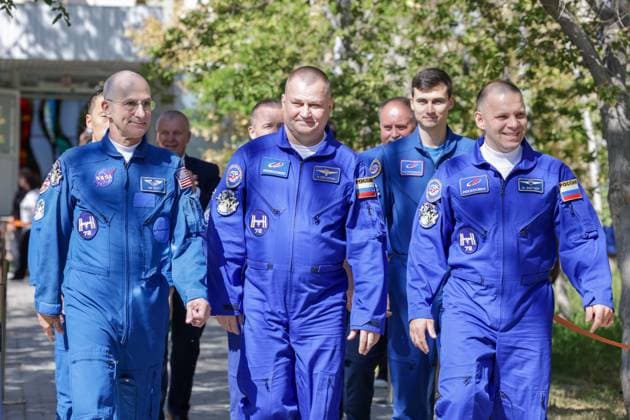 News Themen der Woche KW37 KAZAKHSTAN, BAIKONUR - SEPTEMBER 11, 2024: Soyuz MS-26 prime crew members, Nasa astronaut Don Pettit and Roscosmos cosmonauts Alexei Ovchinin and Ivan Vagner (L-R front) leave the Kosmonavt Hotel as they get ready for a spaceflight. The Soyuz 2.1a rocket carrying the Soyuz MS-26 spacecraft is scheduled to launch from the Baikonur Cosmodrome to the International Space Station at 19.23 Moscow time on 11 September 2024. Roscosmos Media TASS  73907076