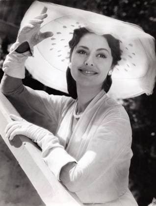 Caterina Valente Caterina Valente, italienische Sängerin, Tänzerin, Gitarristin, Schauspielerin und Entertainerin, Deutschland 1950er Jahre. Italian singer, dancer, guitarist, actress and entertainer Caterina Valente, Germany 1950s., Credit:kpa Grimm Avalon Deutschland  Copyright: xkpax xGrimmx xAvalonx PCN_OBIT_CATERINA_VALENTE_698326644