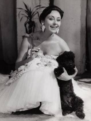 Caterina Valente Caterina Valente, italienische Sängerin, Tänzerin, Gitarristin, Schauspielerin und Entertainerin, Deutschland 1950er Jahre. Italian singer, dancer, guitarist, actress and entertainer Caterina Valente, Germany 1950s., Credit:kpa Grimm Avalon Deutschland  Copyright: xkpax xGrimmx xAvalonx PCN_OBIT_CATERINA_VALENTE_698326723