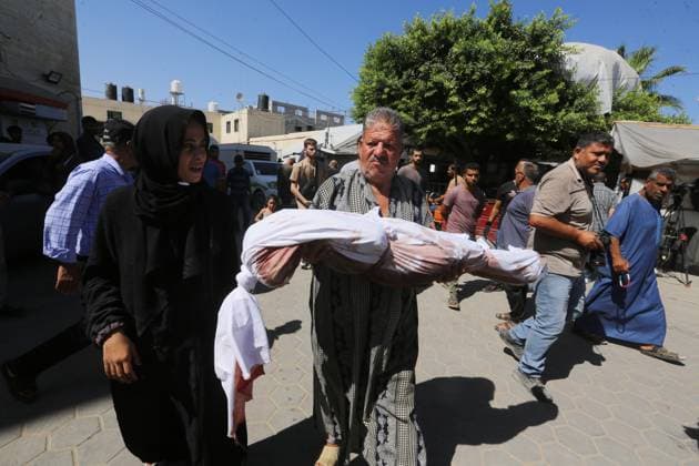 News Themen der Woche KW37 News Bilder des Tages People perform funeral prayer near the body of 6 years old Palestinian girl Fatmah Juma who was killed by Israeli airstrike People perform funeral prayer near the body of 6 years old Palestinian girl Fatmah Juma who was killed by Israeli airstrike that hit their family house in Bureij Camp in central Gaza on September 11, 2024. Family took body of little girl from the mortuary of Aqsa Hospital in Deir al Balah and held funeral ahead of her burial. Photo by Omar Ashtawy apaimages Dair EL-Balah Gaza Strip Palestinian Territory 110924_Dair_EL-Balah_OSH_1_00(9) Copyright: xapaimagesxOmarxAshtawyx xapaimagesx