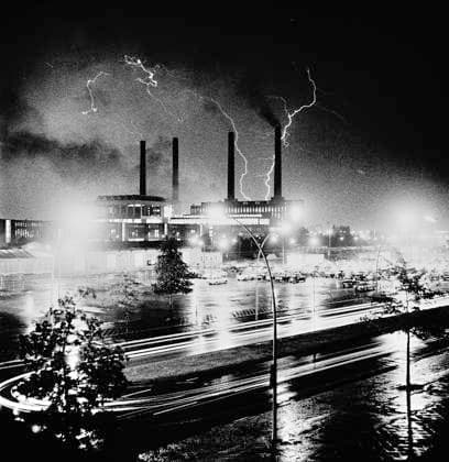 RECORD DATE NOT STATED Gewitter über das Volkswagenwerk in Wolfsburg - wie ihier in der Oelkrise 1973. Im Foto: das alte VW Kraftwerk mit den 4 Schornsteinen und vorn die Heinrich Nordhoff Str. mit VW Parkplatz für Mitarbeiter *** Thunderstorm over the Volkswagen plant in Wolfsburg like here in the oil crisis 1973 In the photo the old VW power plant with the 4 chimneys and in front the Heinrich Nordhoff Str with VW parking lot for employees