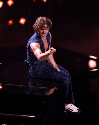 Benson Boone performs on stage at the 2024 MTV Video Music Awards VMA s at the UBS Arena in Elmont, New York on Wednesday, September 11, 2024.  NYP20240911212 JohnxAngelillo