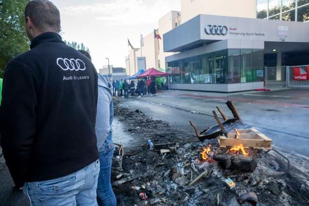 News Themen der Woche KW37 News Bilder des Tages September 12, 2024, Brussels, Bxl, Belgium: Workers hold the protest outside the Audi factory in Brussels, Belgium on 12 09 2024 The strike follows a breakdown in negotiations between the company™s management and the workers™ unions after the failure of a conciliatory meeting earlier in the day. The workers are demanding the immediate payment of their wages, which have been suspended since September 9, and they refuse the management™s conditions to resume work under normal production standards. The protest also highlights the solidarity between subcontractors and interim workers, who are equally affected by the current lock-out..by Brussels Belgium - ZUMAw80_ 20240912_faf_w80_008 Copyright: xWiktorxDabkowskix