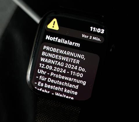News Themen der Woche KW37 News Bilder des Tages Wuerzburg, Wohngebiet, 12.09.2024, Bundesweiter Warntag Bild: Beim bundesweiten Warntag wurde unter anderem ueber die Smartwatch Warnmeldungen versendet. *** Wuerzburg, residential area, 12 09 2024, nationwide warning day Image During the nationwide warning day, warning messages were sent via the smartwatch, among other things Copyright: HMBxMedia xJulienxBecker