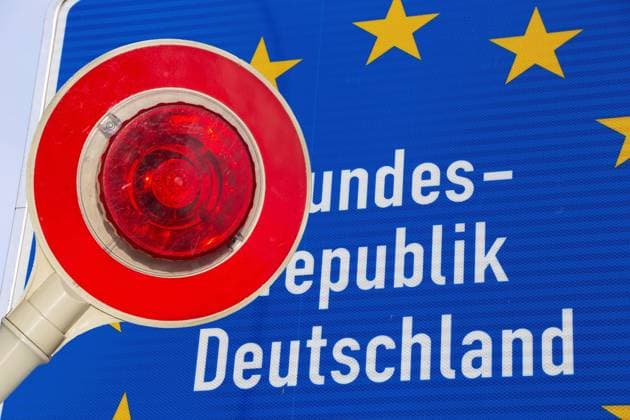 Symbolbild Asyldebatte: Haltekelle vor einem Grenzschild der Bundesrepublik Deutschland (Composing) *** Symbolic image Asylum debate Trowel in front of a border sign of the Federal Republic of Germany Composing Copyright: xUdoxHerrmannx