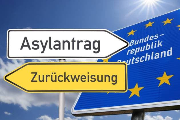 Symbolbild Asyldebatte: Richtungspfeile zeigen in die Richtung ASYLANTRAG und ZURÜCKWEISUNG, daneben ein Grenzschild der Bundesrepublik Deutschland (Composing) *** Symbolic image Asylum debate Directional arrows pointing in the direction of ASYLANTRAG and ZURÜCKWEISUNG, next to it a border sign of the Federal Republic of Germany Composing Copyright: xUdoxHerrmannx