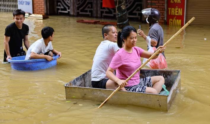 News Themen der Woche KW37 News Bilder des Tages Vietnam, Überschwemmungen in Hanoi (240912) -- HANOI, Sept. 12, 2024 -- People used different paddling tools to move to safe areas in Gia Lam District, Hanoi, Vietnam, Sept. 12, 2024. Typhoon Yagi and the consequent landslides and floods have left 226 dead and 104 missing in Vietnam as of Thursday afternoon, the Ministry of Agriculture and Rural Development announced. ( via Xinhua) VIETNAM-TYPHOON YAGI-AFTERMATH VNA 