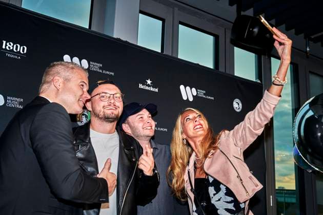 Warner Music Central Europa feiert in Berlin EUR, Deutschland, Berlin: Erinnerungsfoto der Gäste. Das einjährige Juliläum des Standorts Berlin feiert die Warner Music mit Künstlern, Gästen und Mitarbeitern. Die lokale und international Kreativszene vernetzt sich in der Haupstadt.