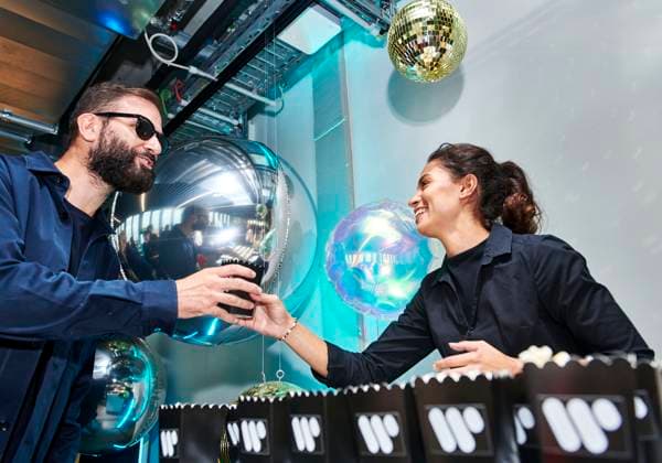 Warner Music Central Europa feiert in Berlin EUR, Deutschland, Berlin: Catering Popcorn für die Gäste. Das einjährige Juliläum des Standorts Berlin feiert die Warner Music mit Künstlern, Gästen und Mitarbeitern. Die lokale und international Kreativszene vernetzt sich in der Haupstadt.