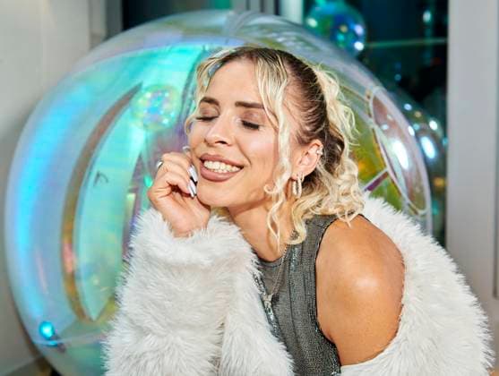 Warner Music Central Europa feiert in Berlin EUR, Deutschland, Berlin: Die Hip-Hop Musikerin Zavet (Elisaveta Kinzel) ist bei Warner Music Germany unter Vertrag. Die Rapperin und Sängerin aus Mannheim wurde in Sibirien geboren. Das einjährige Juliläum des Standorts Berlin feiert die Warner Music mit Künstlern, Gästen und Mitarbeitern. Die lokale und international Kreativszene vernetzt sich in der Haupstadt.